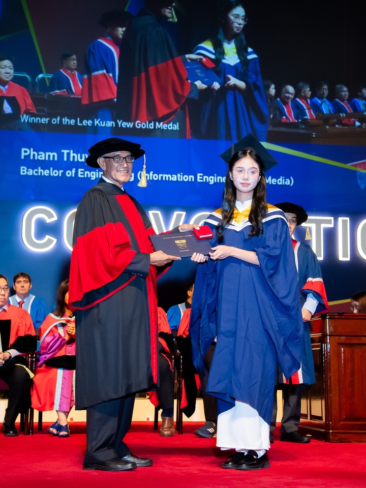 Pham Thuy Linh received the Lee Kuan Yew Gold Medal and a bachelor's degree in Information and Communication Engineering at the graduation ceremony of Nanyang University, July 2025.