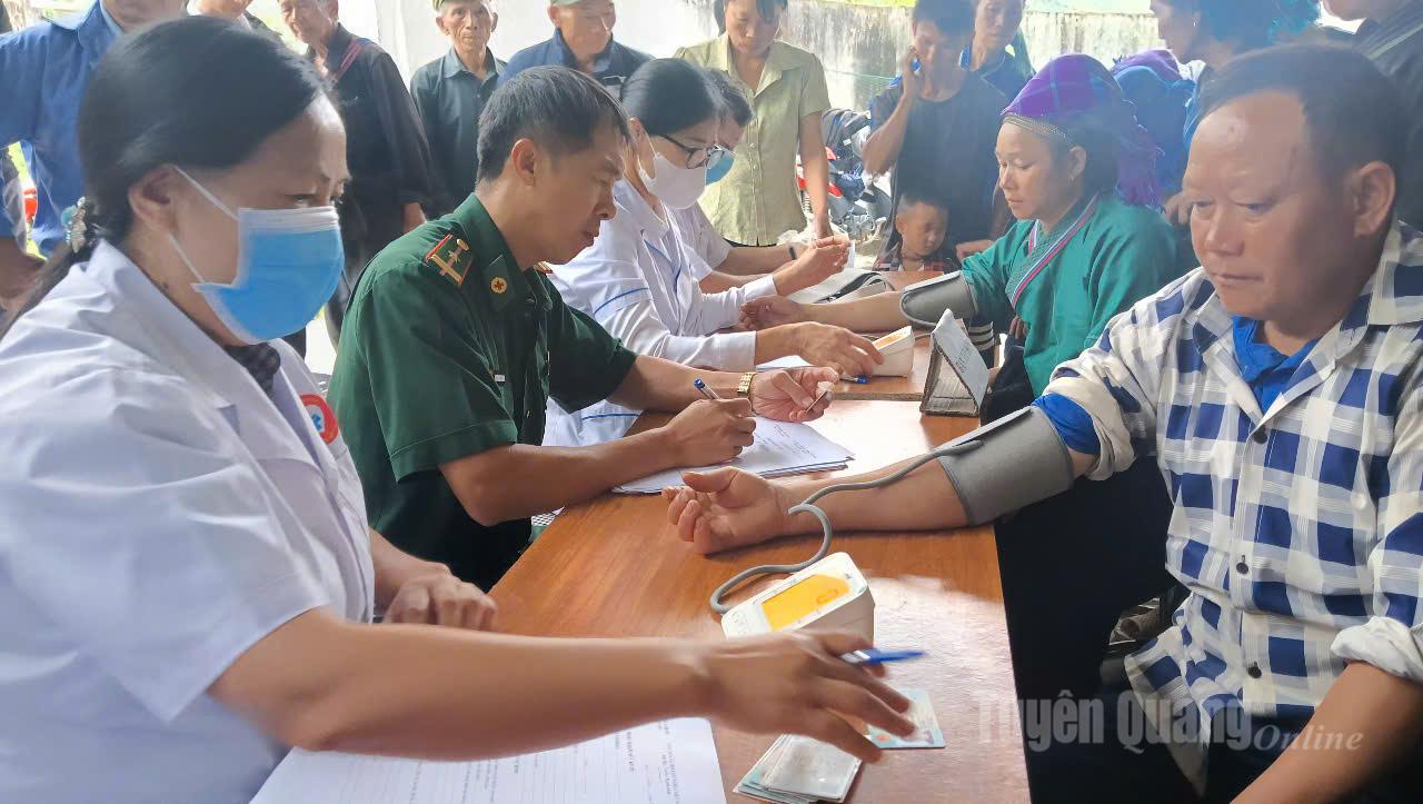 ពិនិត្យ​ និង​ព្យាបាល​ជំងឺ​ដោយ​មិន​គិតថ្លៃ​ជូន​ប្រជាពលរដ្ឋ​នៅ​ឃុំ​ព្រំដែន​ស៊ីន​ម៉ាន។