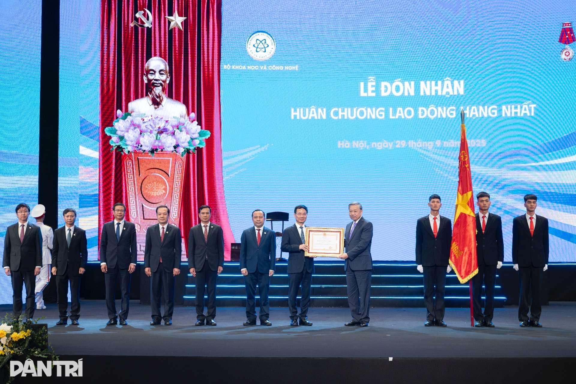 Toàn cảnh Lễ kỷ niệm 80 năm ngành Bưu chính Viễn thông, 66 năm ngành KHCN - 11