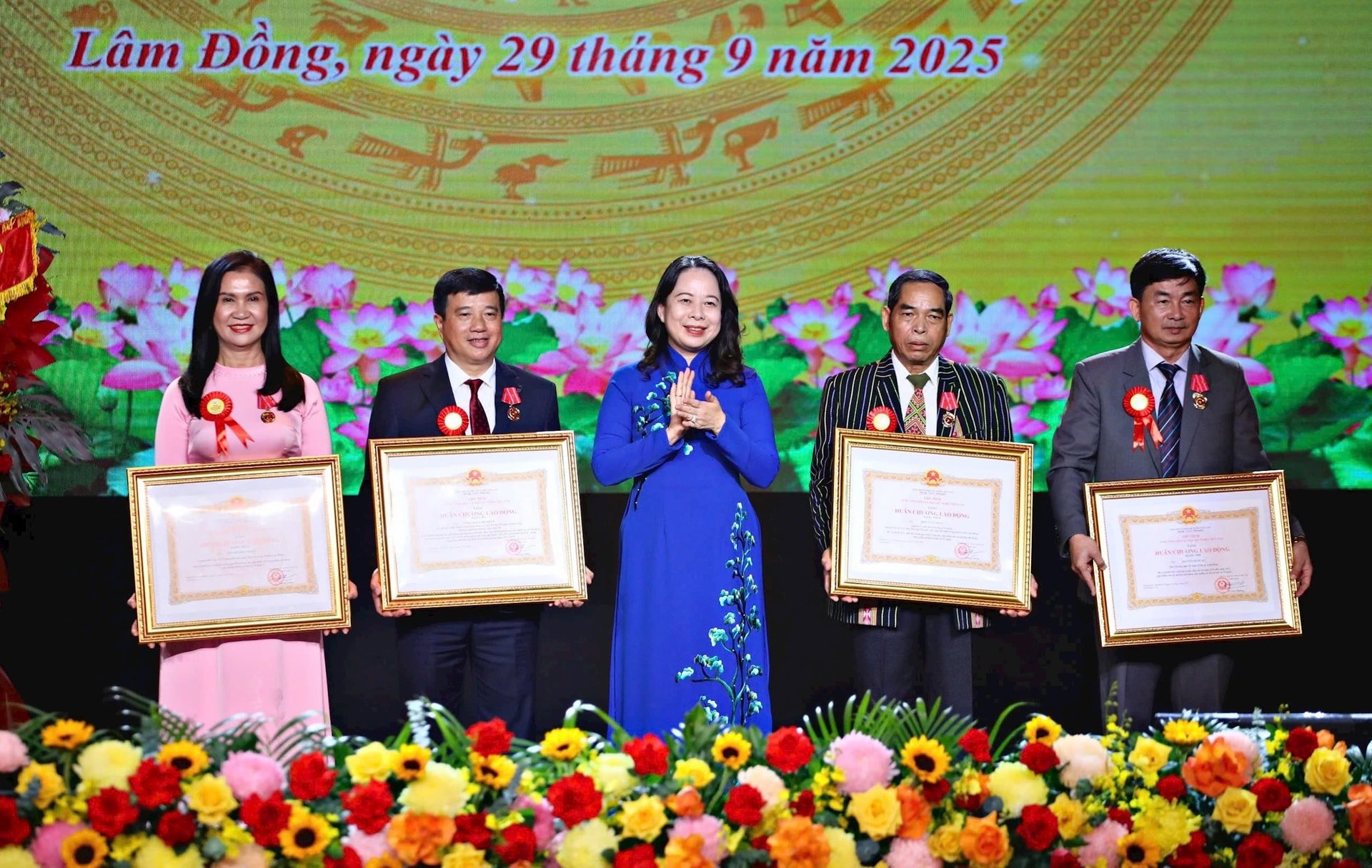 Member of the Party Central Committee, Vice President, First Vice President of the Central Emulation and Reward Council Vo Thi Anh Xuan presented the First, Second and Third Class Labor Medals to individuals.
