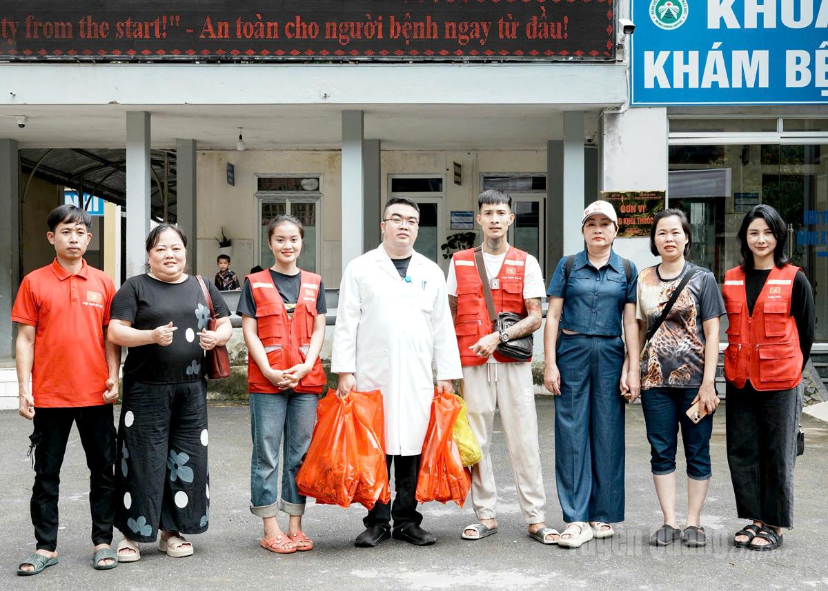 Volunteers give gifts to Meo Vac General Hospital.