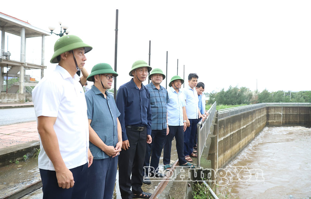 Comrade Nguyen Hung Nam, Vice Chairman of the Provincial People's Committee inspected the operation of Trieu Duong Pumping Station.