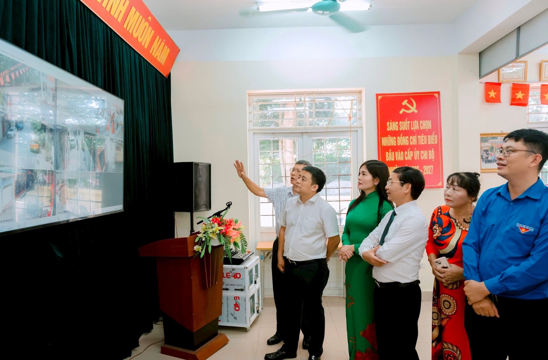ថ្នាក់​ដឹកនាំ​វួដ​ចុះ​ពិនិត្យ​គំរូ​នៃ​តំបន់​លំនៅឋាន​ស៊ីវិល័យ និង​សុវត្ថិភាព និង​ផ្លាស់ប្តូរ​ចំនួន​ប្រជាជន​ក្នុង​តំបន់​លំនៅឋាន Pho So 2 ឃុំ Gia Thuy.-anh-hien-luong.jpeg