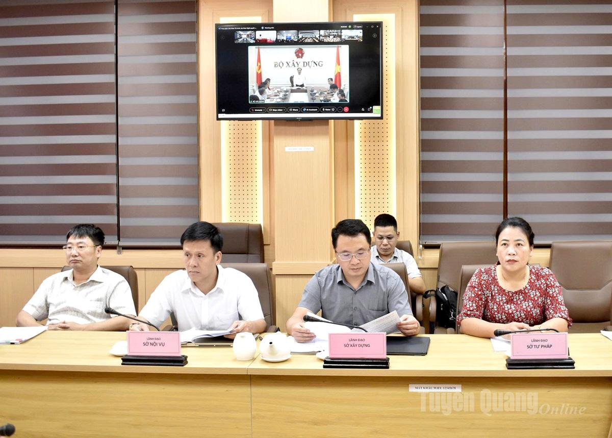Delegados asistentes en el puente de Tuyen Quang.
