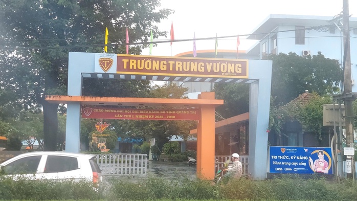 Đón học sinh đến lớp sau bão số 10, trường học bất ngờ cho về vì 