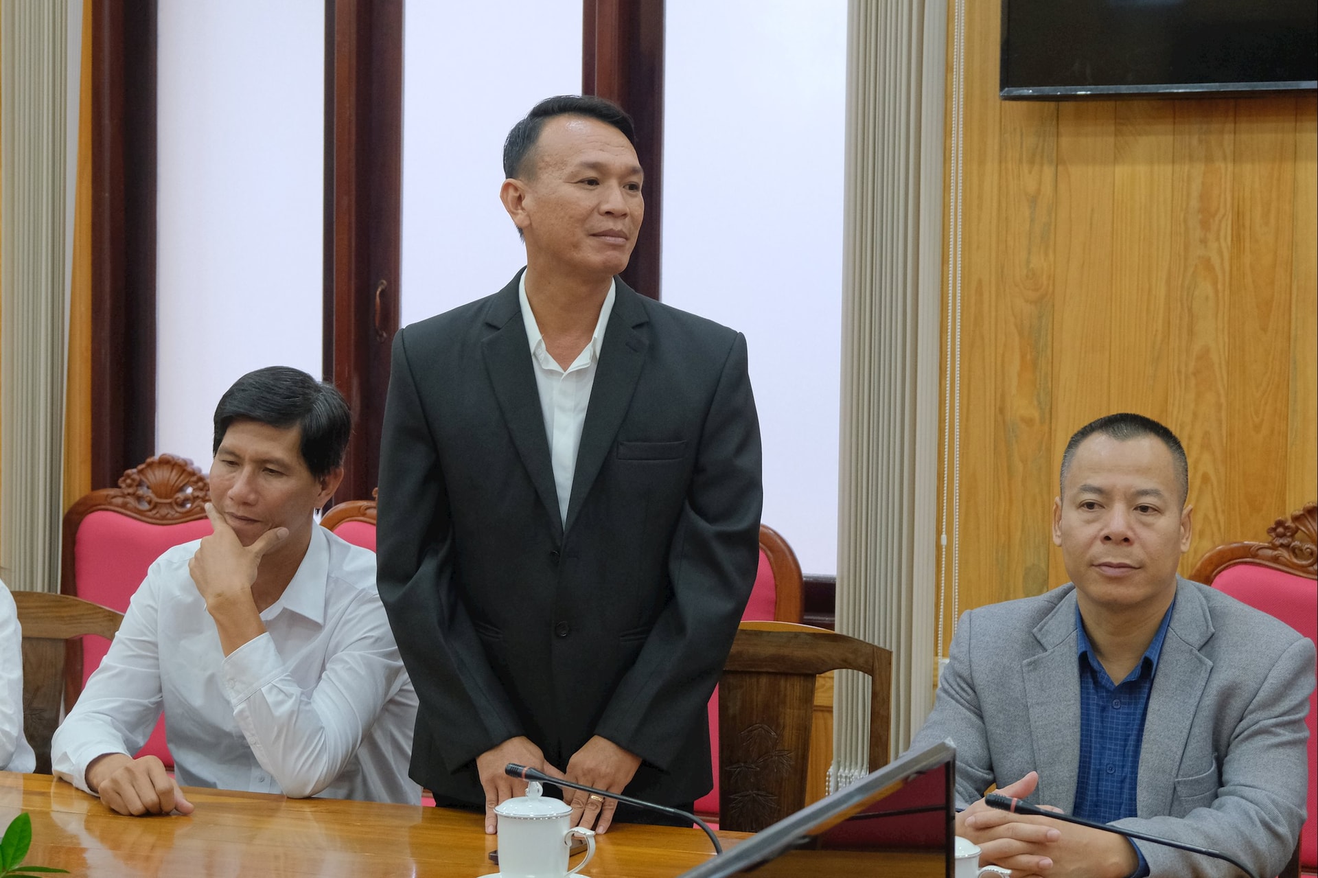 គ្រូបង្វឹក Nguyen Hoang Nam បានរាយការណ៍ជូនប្រធានគណៈកម្មាធិការប្រជាជនខេត្ត Ho Van Muoi អំពីព័ត៌មានអំពីសមាជិកក្រុម ក៏ដូចជាសមិទ្ធផលដែលក្រុមសម្រេចបាននាពេលថ្មីៗនេះ។