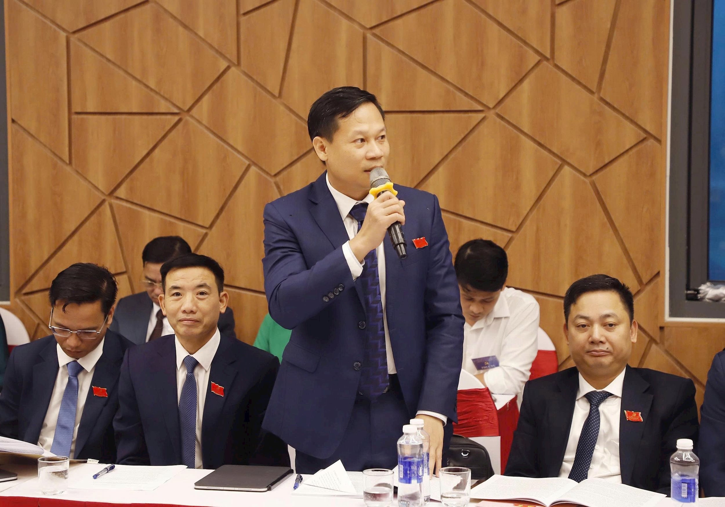 សមមិត្ត Nguyen Xuan Toan លេខាគណៈកម្មាធិការបក្សឃុំ Tan Son ថ្លែងមតិនៅក្រុមពិភាក្សាលេខ ៣