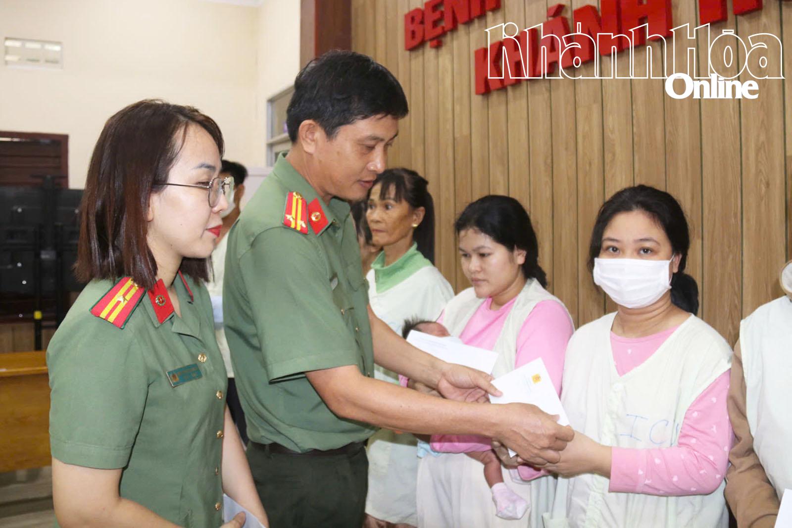 លោកវរសេនីយ៍ឯក Vo Thanh Hien អនុប្រធានគណៈកម្មាធិការអធិការកិច្ចនៃគណៈកម្មាធិការបក្សនៃស្នងការដ្ឋាននគរបាលខេត្ត Khanh Hoa បានប្រគល់អំណោយដល់កុមារដែលមានជំងឺធ្ងន់ធ្ងរដែលកំពុងសម្រាកព្យាបាលនៅមន្ទីរពេទ្យទូទៅ Khanh Hoa។