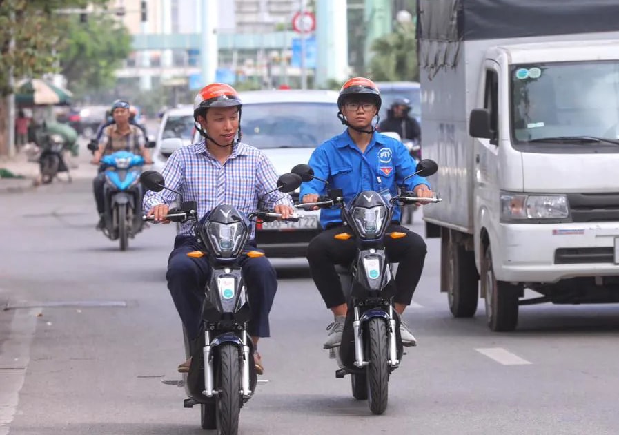 traffic-participants-using-electric-vehicles-in-hanoi.-anh-pham-cong.jpg
