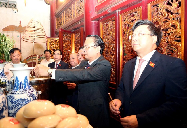 Đoàn đại biểu dự Đại hội đại biểu Đảng bộ tỉnh Phú Thọ lần thứ, nhiệm kỳ 2025 - 2030  dâng hương tại Khu Di tích lịch sử Đền Hùng - Ảnh 1.
