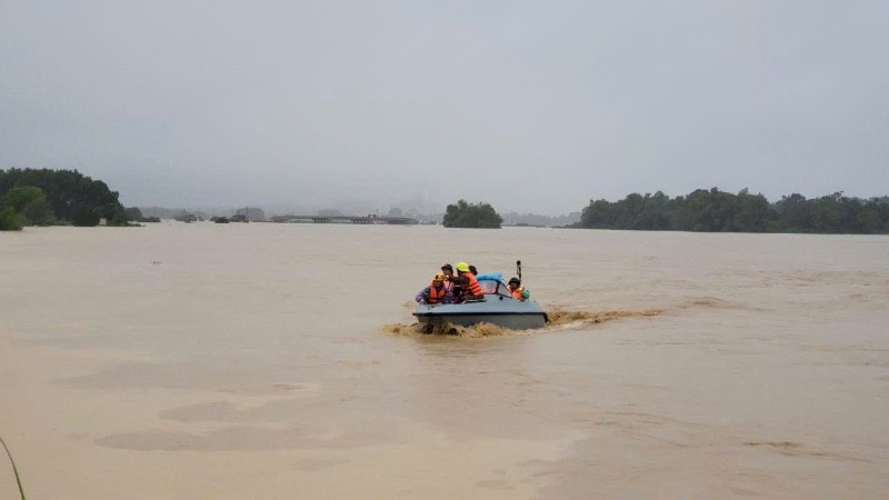 កម្លាំងមុខងារនៃឃុំ Luong Son ខេត្ត Phu Tho បានដាក់ពង្រាយបេសកកម្មជួយសង្គ្រោះ។