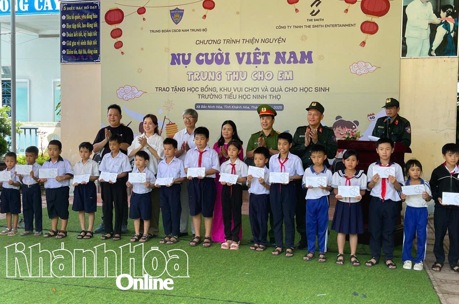 គណៈប្រតិភូបានប្រគល់អាហារូបករណ៍ដល់សិស្សសាលាបឋមសិក្សា Ninh Tho។