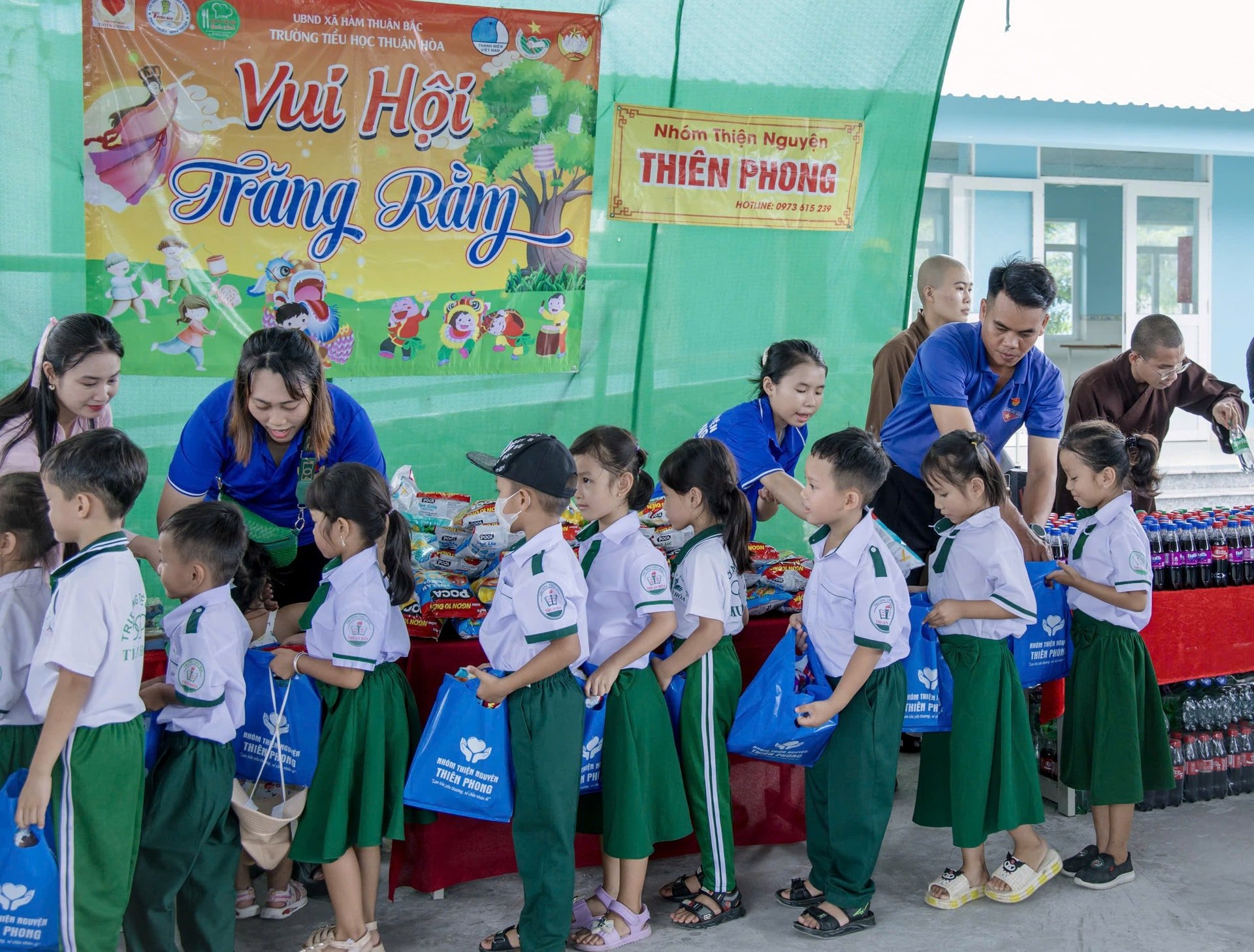 1. Children studying at Thuan Hoa Primary School received Mid-Autumn Festival gifts.