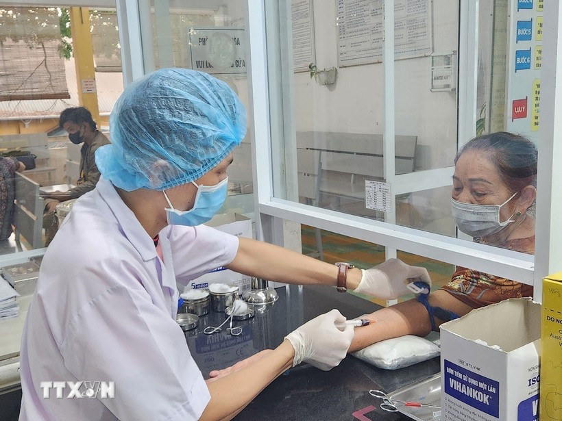 យកឈាមសម្រាប់ធ្វើតេស្តពីអ្នកជំងឺ។ (រូបថត៖ Mai Trang/VNA)