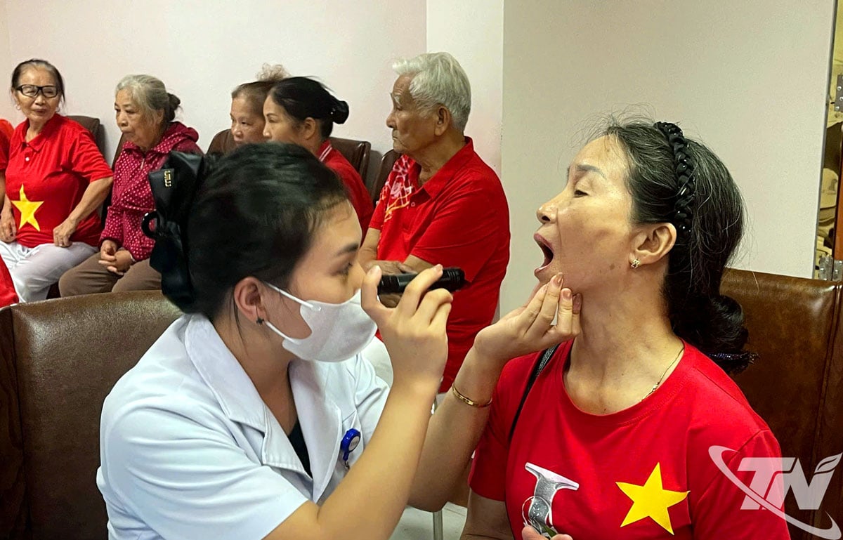 More than 150 elderly members were examined, screened, consulted and given free medicine by doctors of Bac Kan General Hospital and Bac Kan Medical Center.