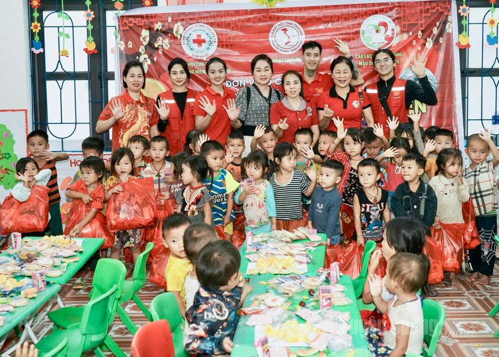 From September 26 to 29, the Ha Giang Live Blood Bank Club, the Connecting Love Club, the Tam An Service Fund, the Gia Lam - Hanoi Red Cross branch, and benefactors from the North, Central and South organized the charity program 