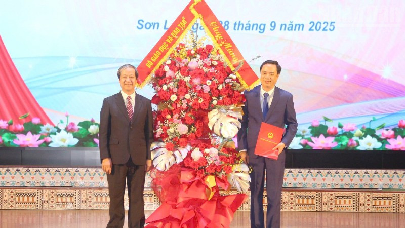 សមមិត្ត Nguyen Kim Son សមាជិកគណៈកម្មាធិការមជ្ឈិមបក្ស រដ្ឋមន្ត្រីក្រសួងអប់រំ និងបណ្តុះបណ្តាល បានធ្វើបទបង្ហាញសេចក្តីសម្រេច និងកម្រងផ្កាអបអរសាទរនាយកសាលាថ្មីនៃសាកលវិទ្យាល័យ Tay Bac។