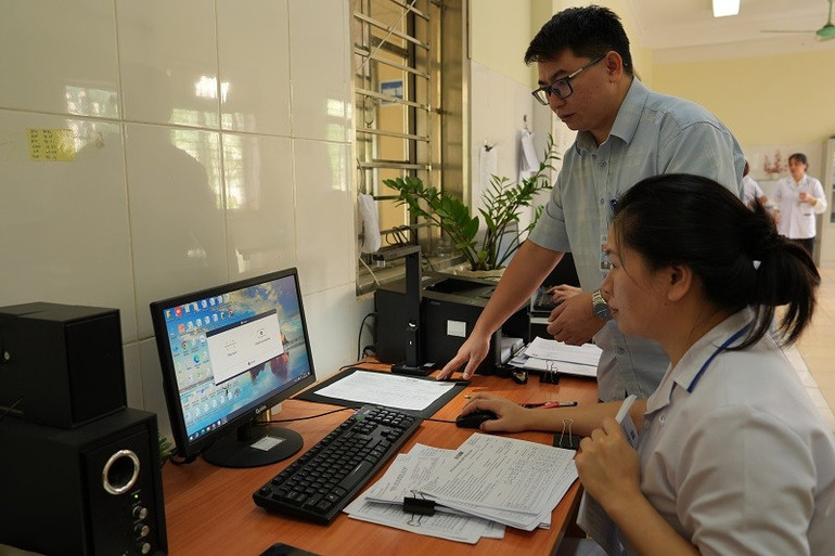 50240-doi-ngu-can-bo-cac-khoa-phong-thuoc-trung-tam-y-te-thanh-an-thuc-hien-dong-bo-du-lieu-tren-ho-so-benh-an-dien-tu.jpg