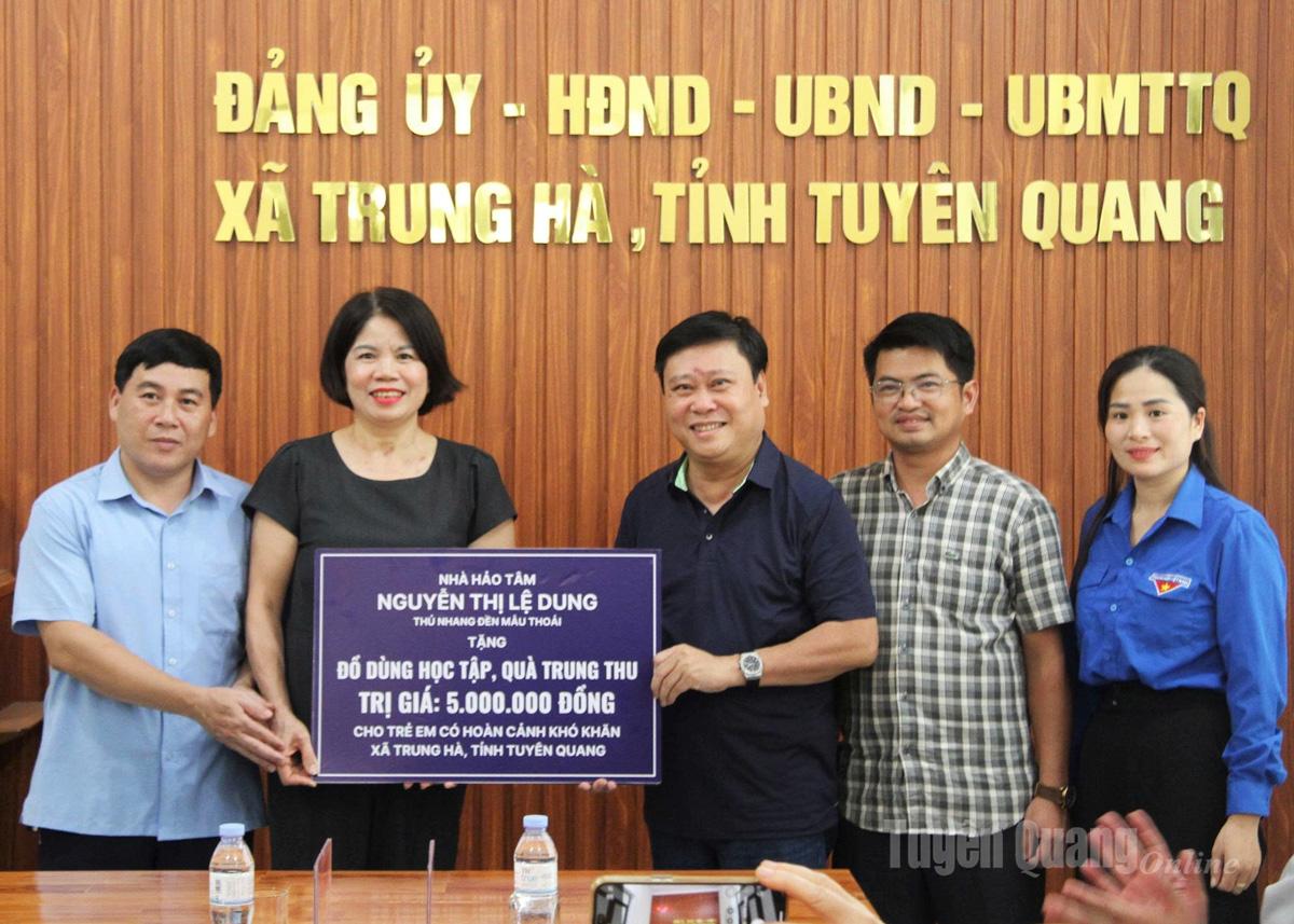 Hanoi Beautiful Soul Fund បានភ្ជាប់ទំនាក់ទំនងជាមួយអ្នកឧបត្ថម្ភ Nguyen Thi Le Dung ដើម្បីឧបត្ថម្ភសម្ភារៈសិក្សា និងអំណោយដល់សិស្ស។