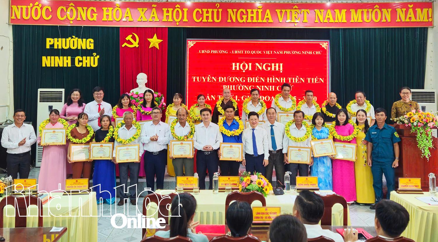ថ្នាក់​ដឹកនាំ​វួដ Ninh Chu បាន​ប្រគល់​ប័ណ្ណសរសើរ​ដល់​ក្រុម​និង​បុគ្គល។