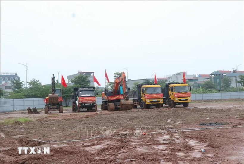 គ្រឿងចក្រ​ត្រៀម​សាងសង់​គម្រោង​លំនៅឋាន​សង្គម​សហជីព។ (រូបថត៖ Thanh Thuong/VNA)