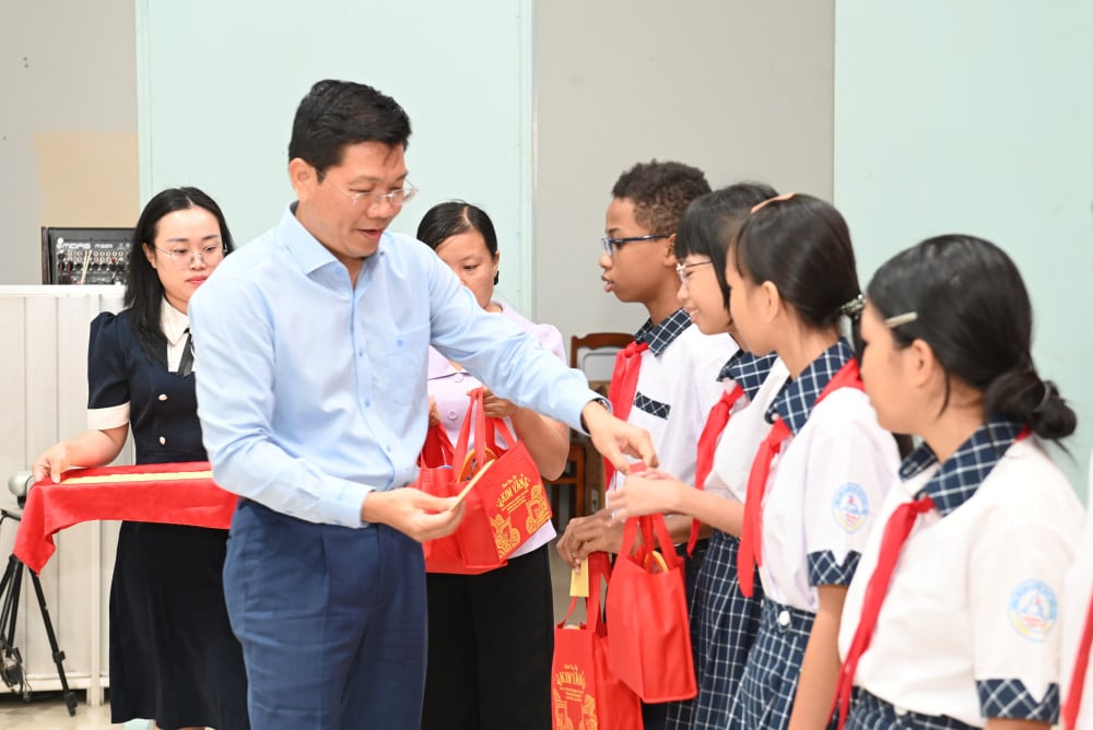 Phó Bí thư thường trực Tỉnh ủy - Chủ tịch HĐND Nguyễn Mạnh Hùng tặng quà Tết Trung thu năm 2025 trẻ em phường Trảng Bàng