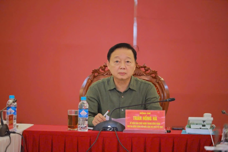 Bão quần thảo suốt 12 giờ, chưa thống kê được thiệt hại do mất điện, gián đoạn thông tin liên lạc - Ảnh 1.