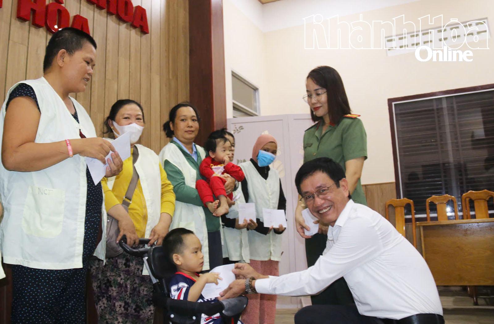លោក Tran Thanh Binh ប្រធានការិយាល័យប្រៃសណីយ៍ខេត្ត Khanh Hoa បានប្រគល់អំណោយដល់កុមារដែលមានជំងឺធ្ងន់ធ្ងរដែលកំពុងសម្រាកព្យាបាលនៅមន្ទីរពេទ្យទូទៅ Khanh Hoa។