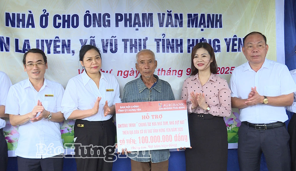 Lãnh đạo Ban Nội chính Tỉnh ủy và và Công đoàn cơ sở Agribank Chi nhánh Thái Bình trao kinh phí hỗ trợ cho ông Phạm Văn Mạnh.