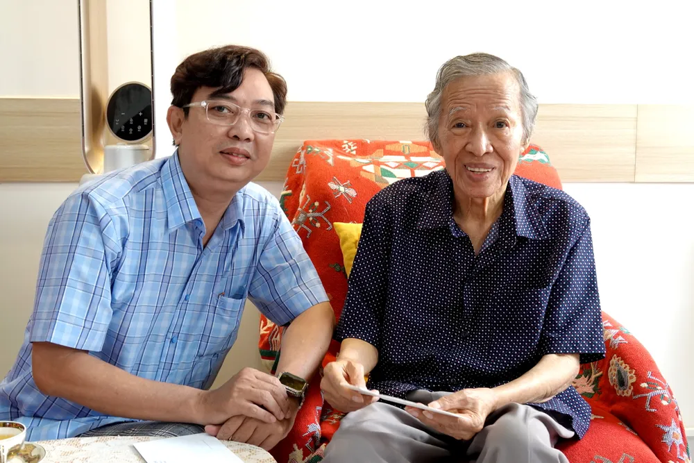 តន្ត្រីករ Nguyen Quang Vinh ប្រធានសមាគមតន្ត្រីទីក្រុងហូជីមិញបានទៅសួរសុខទុក្ខ និងជូនអំណោយឆ្នាំថ្មីដល់តន្ត្រីករ Tran Long An ដែលជាគ្រូជាទីគោរពរបស់គាត់។ រូបថត៖ THUY BINH