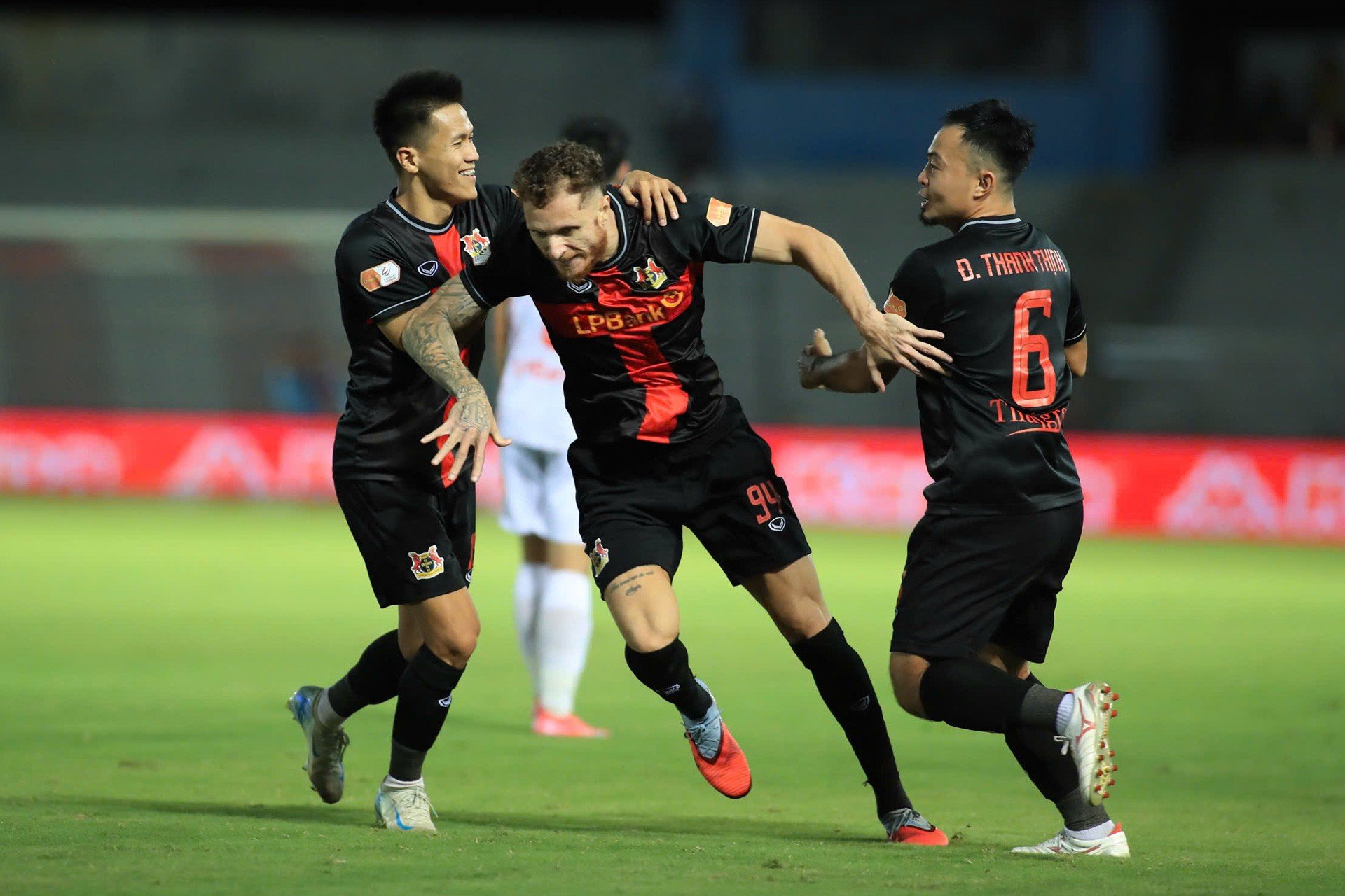 Bảng xếp hạng V-League mới nhất: Ninh Bình bị CLB CA TP.HCM bắt kịp, lò ‘xay’ HLV bắt đầu tăng tốc- Ảnh 2.