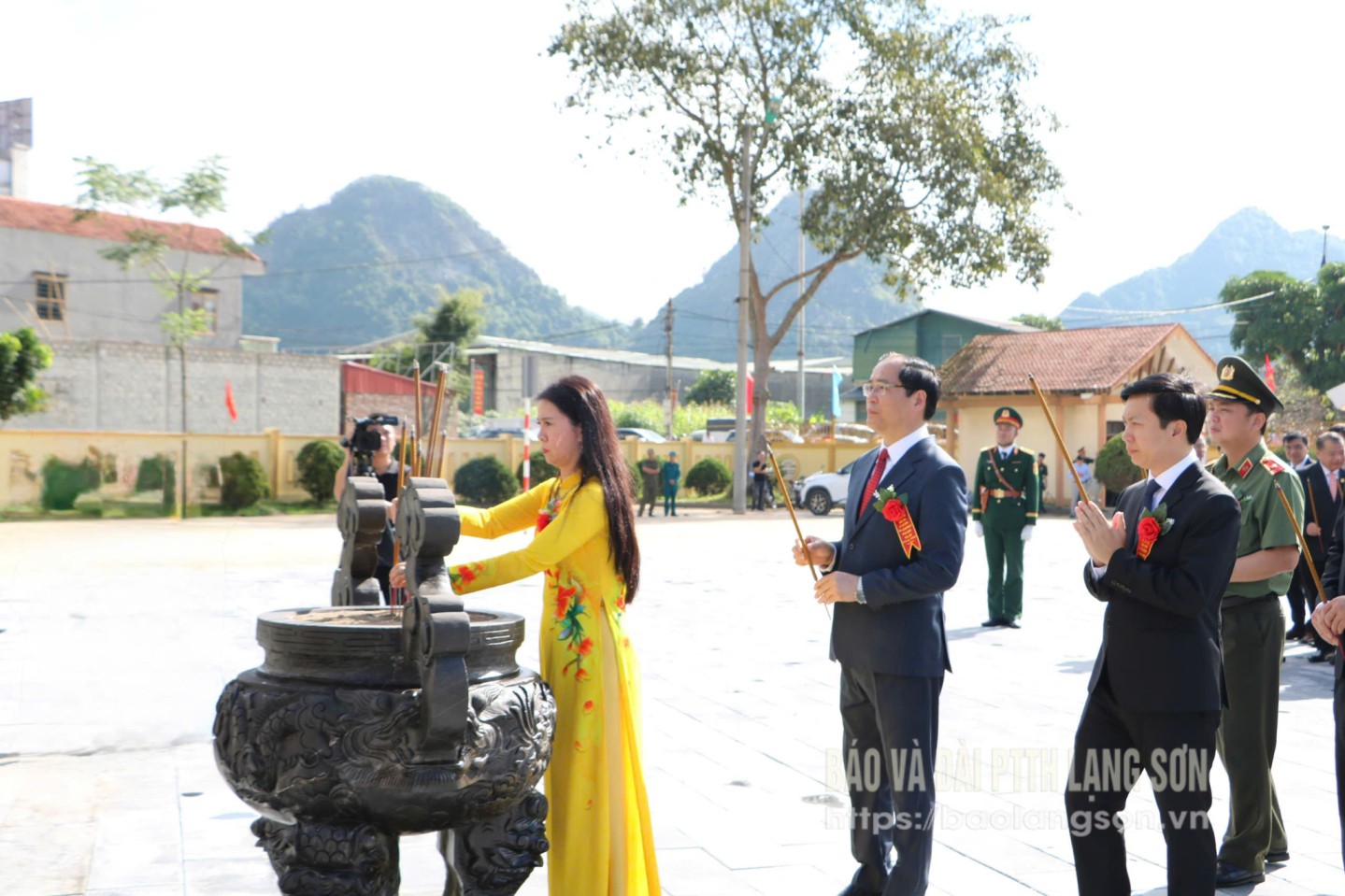 សមមិត្ត Doan Thu Ha អនុលេខាគណៈកម្មាធិការបក្សខេត្ត អុជធូបនៅវិមាន Guerrilla Bac Son។