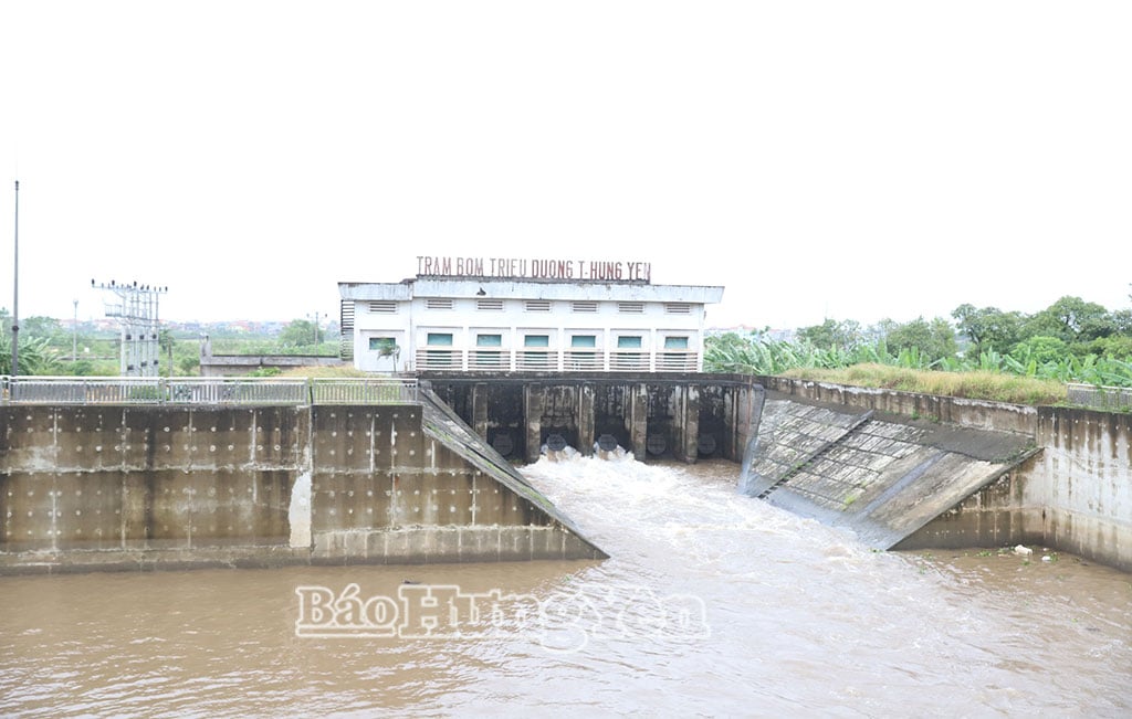 Triều Dương pumping station pumps and drains water to prepare for rain and storms.