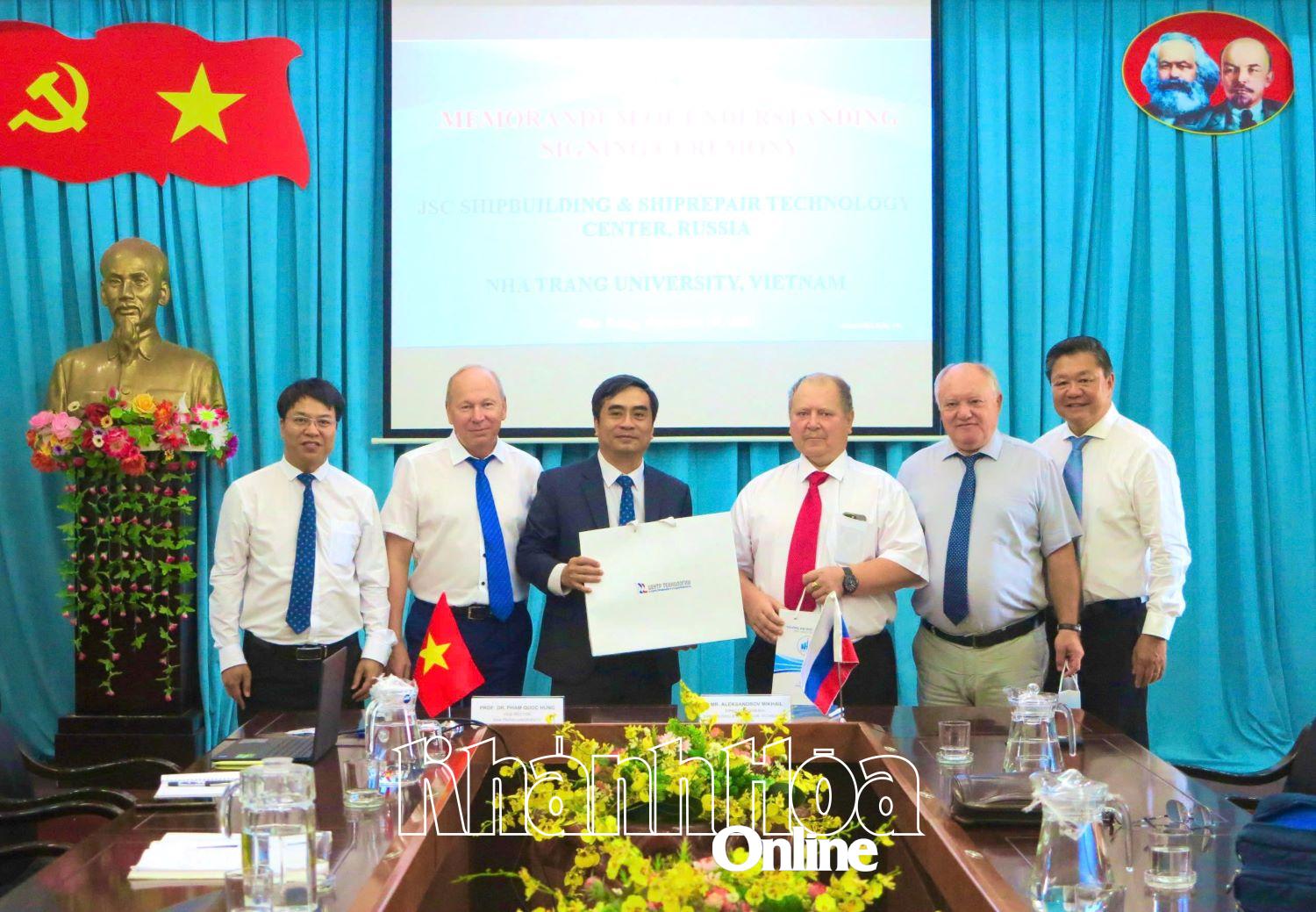 តំណាងមជ្ឈមណ្ឌលបច្ចេកវិទ្យាសាងសង់កប៉ាល់ និងជួសជុលកប៉ាល់ ប្រគល់អំណោយដល់សាកលវិទ្យាល័យ Nha Trang ។