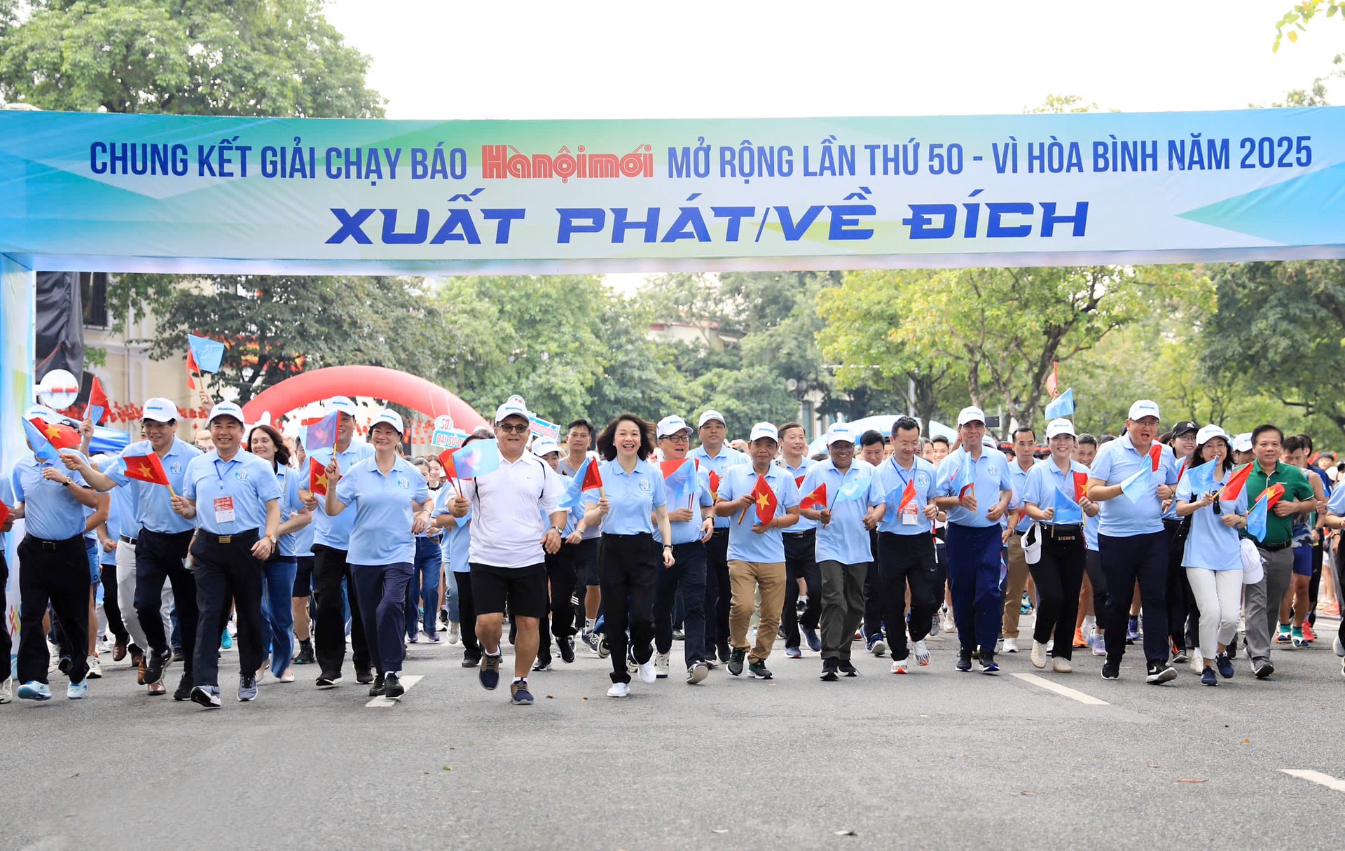 ថ្នាក់ដឹកនាំទីក្រុង ភ្ញៀវអន្តរជាតិ និងអ្នកគាំទ្រចូលរួមរត់ប្រណាំងដើម្បីសប្បុរសធម៌នៅជុំចុងក្រោយនៃការរត់ហាណូយលើកទី 50 ដើម្បីសន្តិភាពឆ្នាំ 2025។-Anh-Viet-Thanh-1.jpg