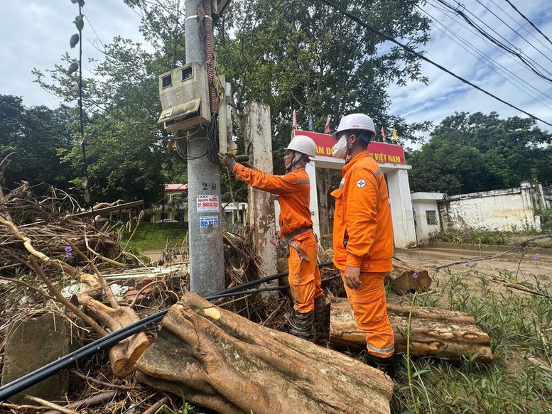 EVN tập trung khắc phục thiệt hại do bão số 10 và hoàn lưu bão- Ảnh 1.