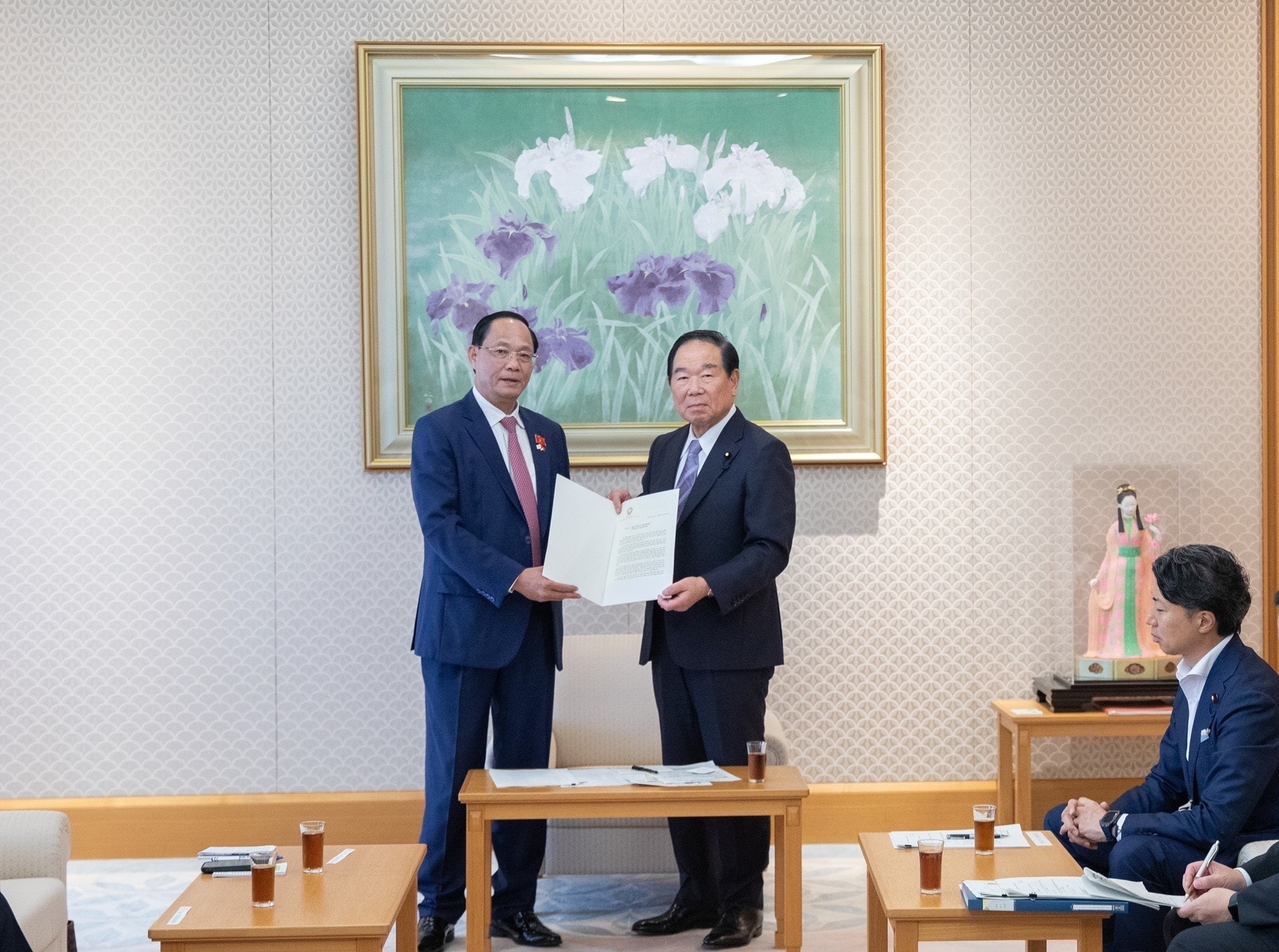 vna_potal_vice_chairman_of_national_assembly_tran_quang_phuong_hoi_kien_chairman_of_house_assembly_vice_chairman_of_japan_8304821.jpeg