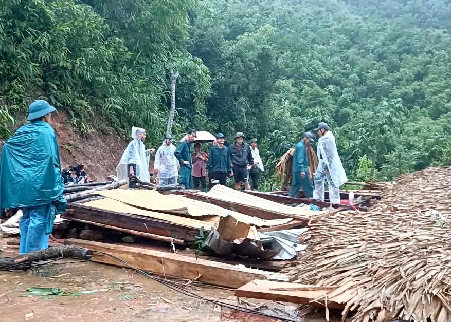 Rain collapsed people's houses in Lien Hiep commune.
