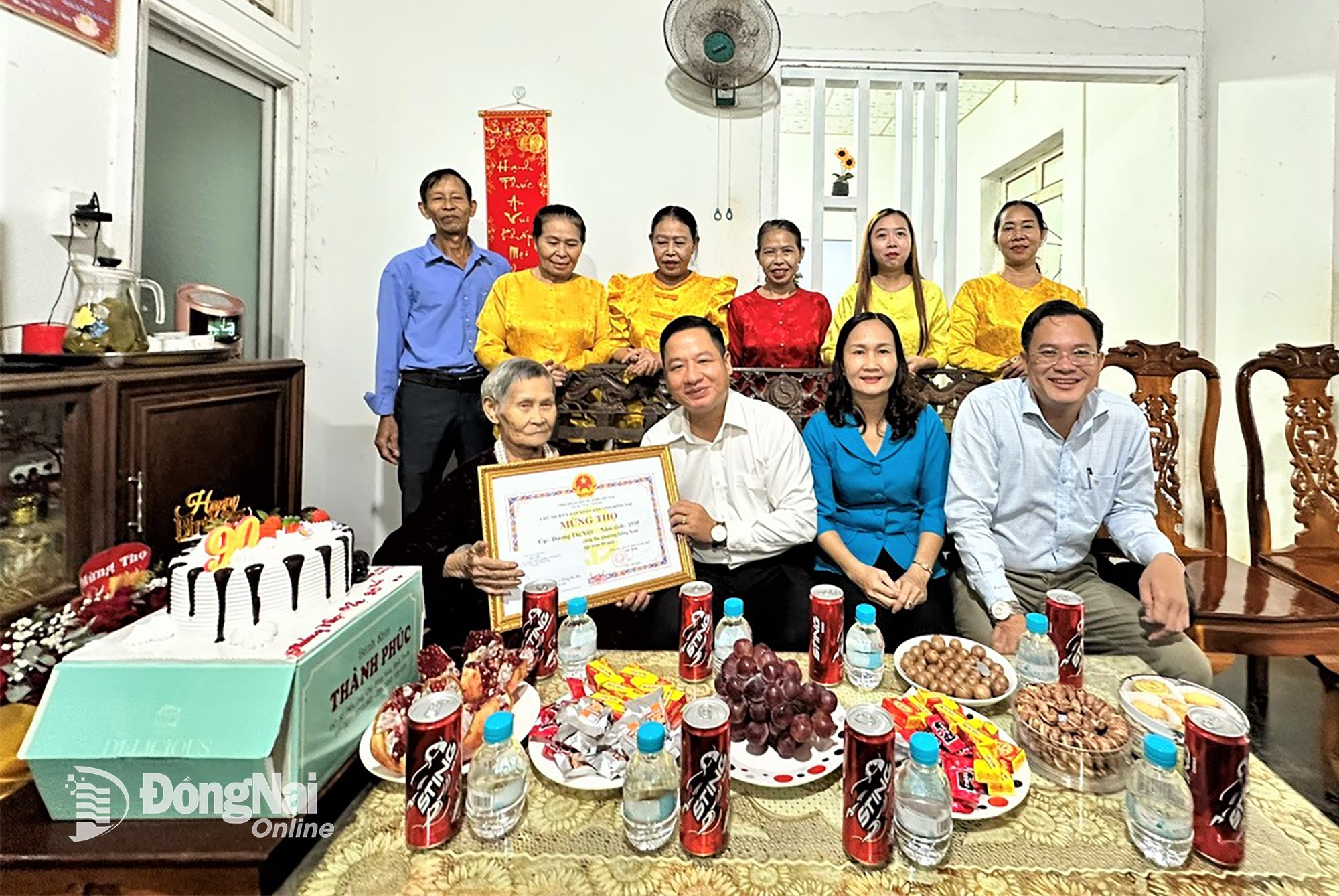 រូបភាពខ្លះនៃគណៈប្រតិភូមកសួរសុខទុក្ខ និងផ្តល់អំណោយដល់មនុស្សចាស់នៅក្នុងវួដ។