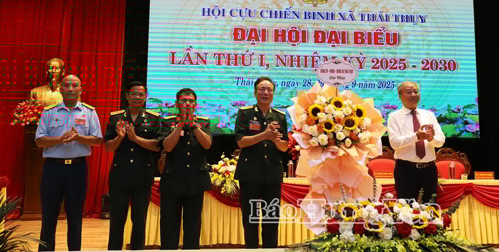 Đại diện lãnh đạo xã Thái Thụy tặng hoa chúc mừng Đại hội.