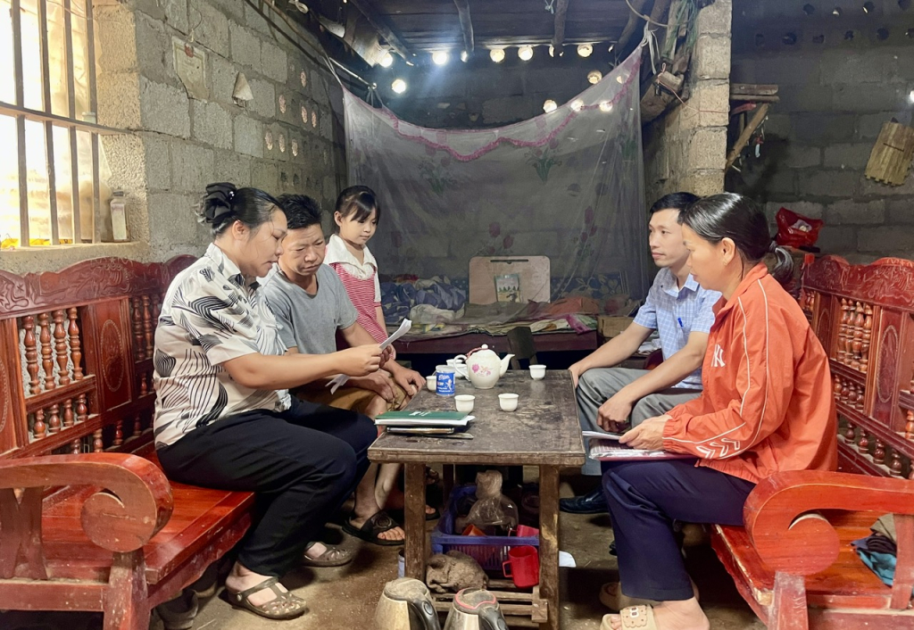 ក្រុមកម្មាភិបាល និងអ្នកឃោសនានៅថ្នាក់មូលដ្ឋាន តែងតែចុះទៅផ្ទះប្រជាជន ដើម្បីឃោសនា បំផុសបំផុលប្រជាជនអនុវត្តឲ្យបានត្រឹមត្រូវនូវគោលនយោបាយ និងគោលការណ៍ណែនាំរបស់បក្ស និងរដ្ឋ។