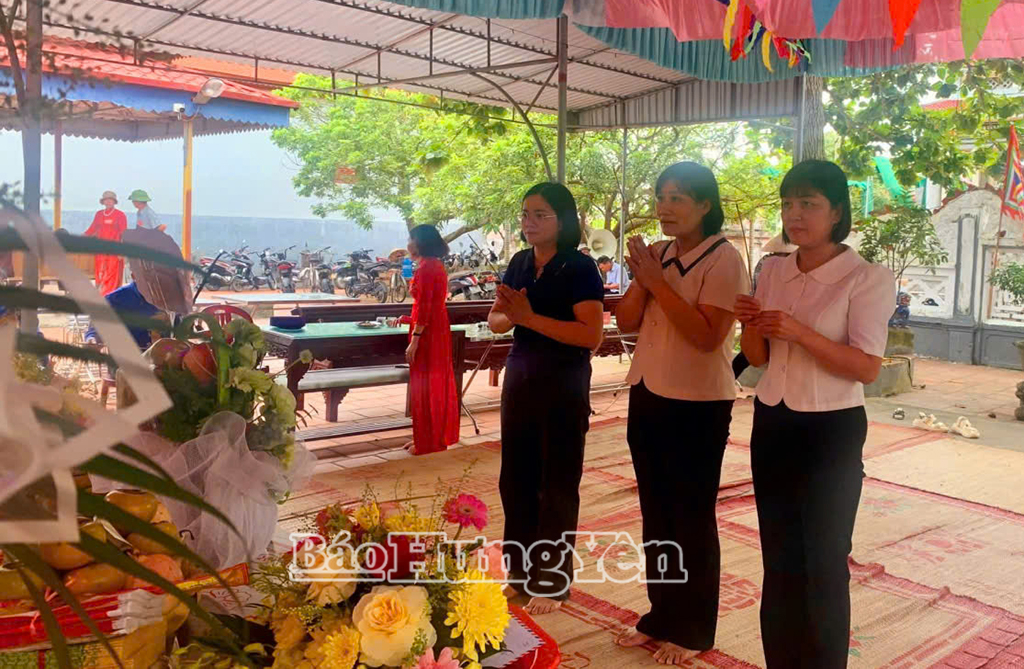 មនុស្ស​ម្នា​មក​អុជ​ធូប​នៅ​គេហដ្ឋាន​ឃុំ​ហូយ។