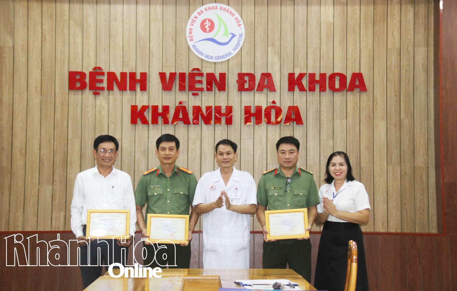 ថ្នាក់ដឹកនាំមន្ទីរពេទ្យទូទៅ Khanh Hoa ជូនអំណោយថ្លែងអំណរគុណដល់អង្គភាពដែលបានអមដំណើរកុមារដែលមានជំងឺធ្ងន់ធ្ងរកំពុងសម្រាកព្យាបាលនៅមន្ទីរពេទ្យទូទៅ Khanh Hoa។