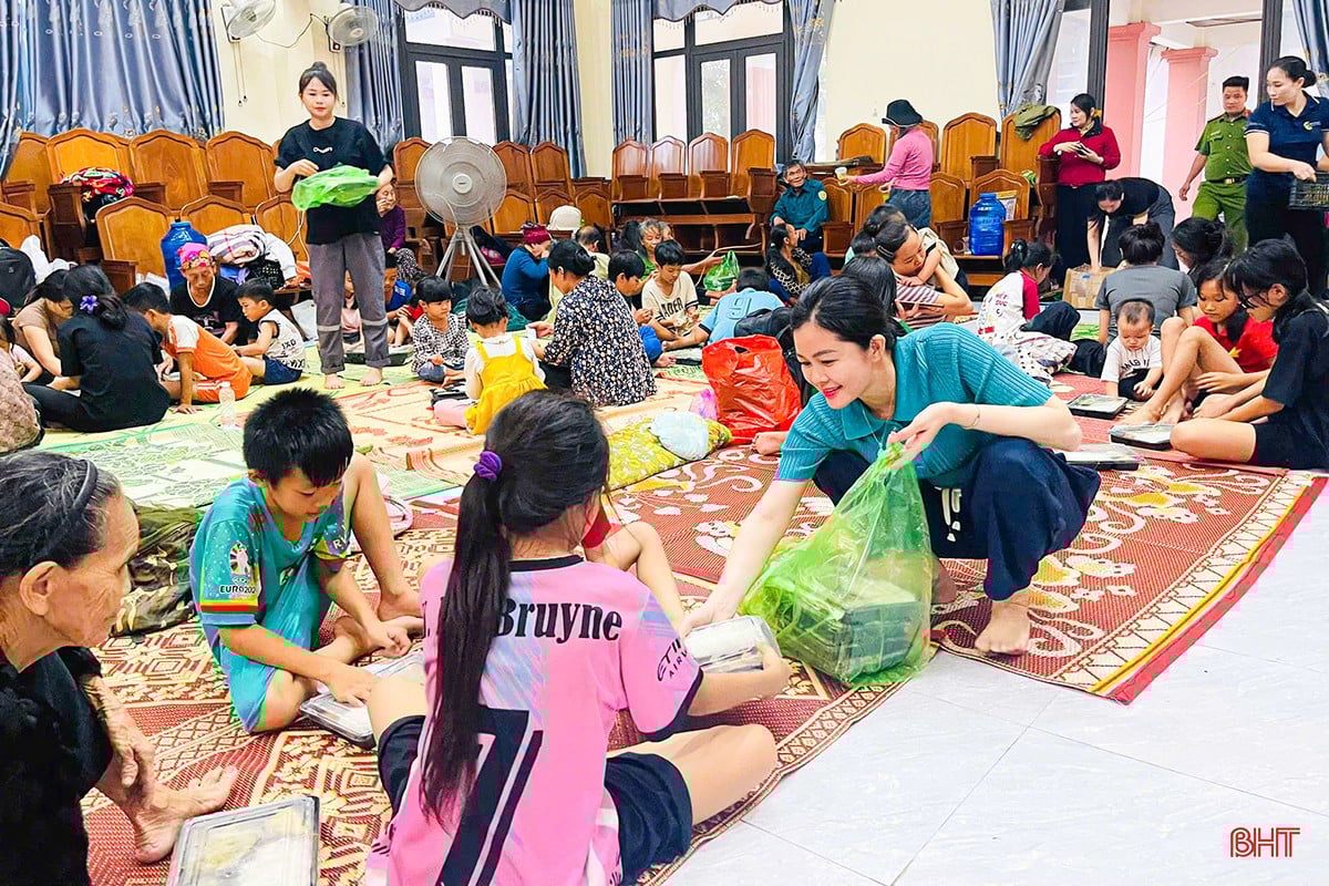 Tối 28/9, tại trụ sở UBND xã Kỳ Lợi (cũ), lực lượng hậu cần phường Sông Trí khẩn trương chuẩn bị bữa tối cho bà con sơ tán tránh bão số 10. Các suất ăn được nấu tại chỗ, đảm bảo vệ sinh và dinh dưỡng.