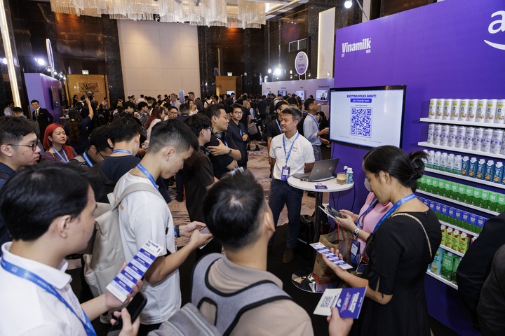 Vinamilk's booth attracted the attention of many attendees at the AWS Cloud Day Vietnam 2025 event (Photo: AWS).
