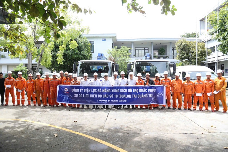 EVNCPC huy động gần 350 nhân lực hỗ trợ khắc phục bão số 10 tại Quảng Trị và Hà Tĩnh- Ảnh 1.
