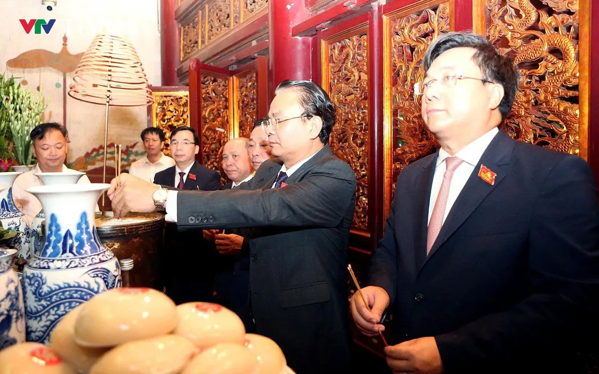 Đoàn đại biểu dâng hương tại Điện kính thiên. 