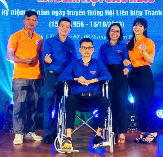 ង្វៀន តៃណាំ សម្រេចបានសមិទ្ធិផលជាច្រើនក្នុងការងារស្ម័គ្រចិត្ត និងទទួលបានប័ណ្ណសរសើរពីសម្ព័ន្ធយុវជនខេត្ត Dak Lak។ រូបថត៖ NVCC