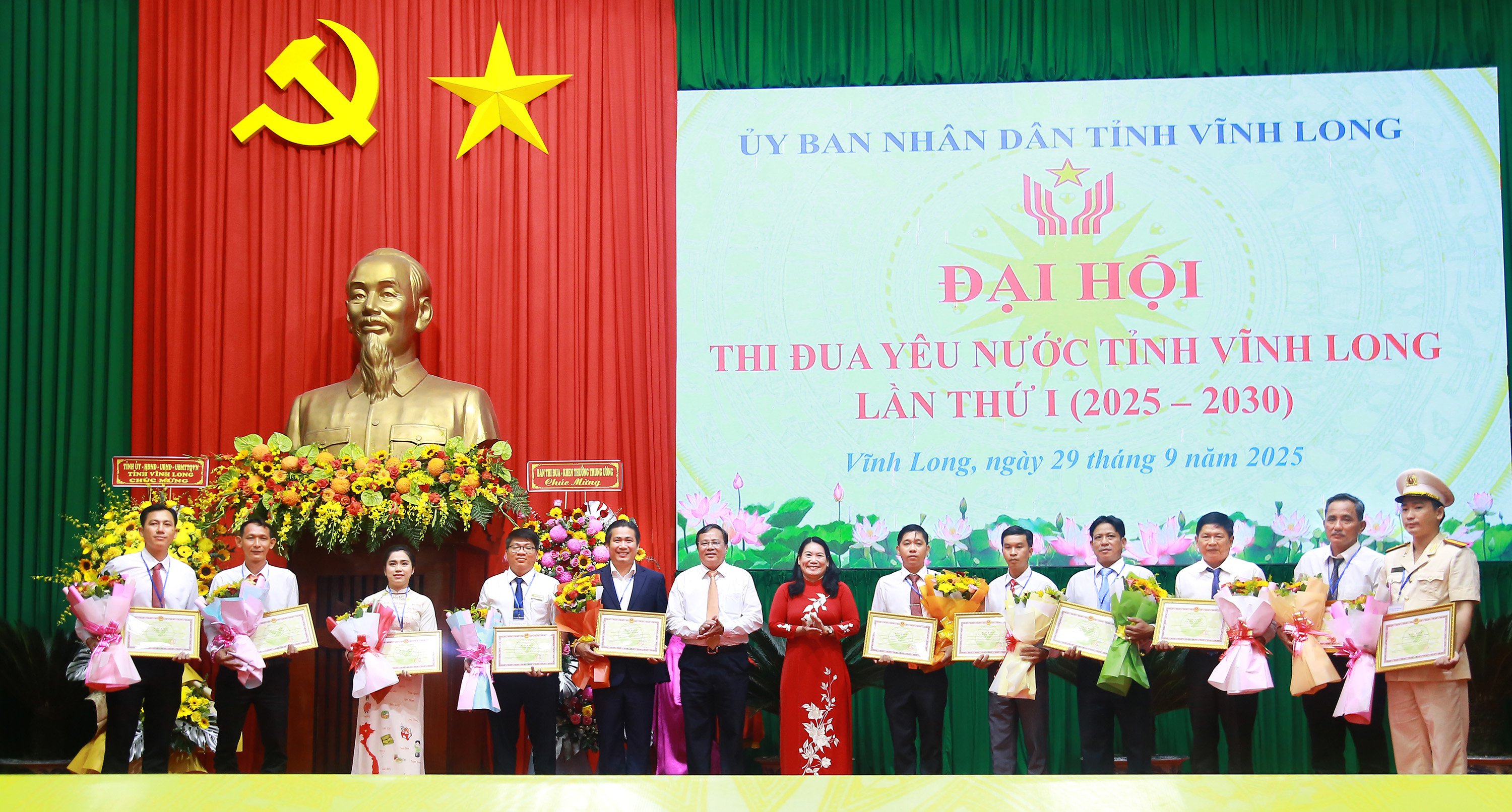 សមមិត្ត Le Van Han - លេខារងគណៈកម្មាធិការបក្សខេត្ត ប្រធានគណៈកម្មាធិការរណសិរ្សមាតុភូមិវៀតណាមខេត្ត និងសមមិត្ត Nguyen Thi Be Muoi - សមាជិកគណៈកម្មាធិការបក្សខេត្ត អនុប្រធានគណៈកម្មាធិការប្រជាជនខេត្ត បានប្រគល់ប័ណ្ណសរសើរ និងកម្រងផ្កាជូនបុគ្គល។