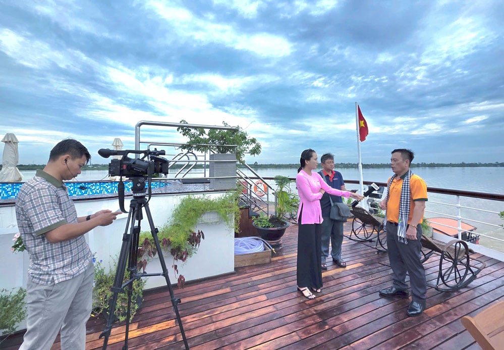 Reporter of Vinh Long Newspaper and Radio and Television conducts a column on tourism.